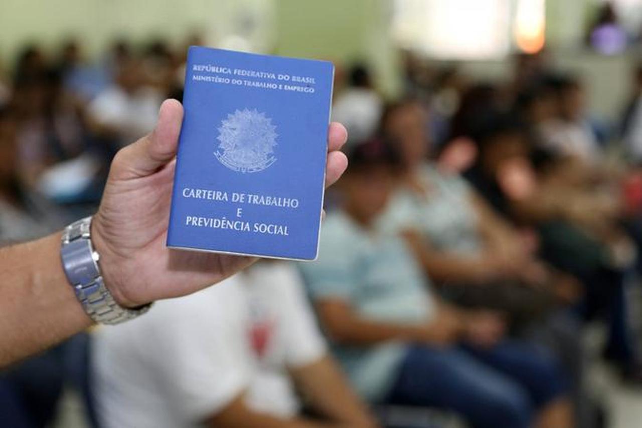 Mão segura Carteira de trabalho