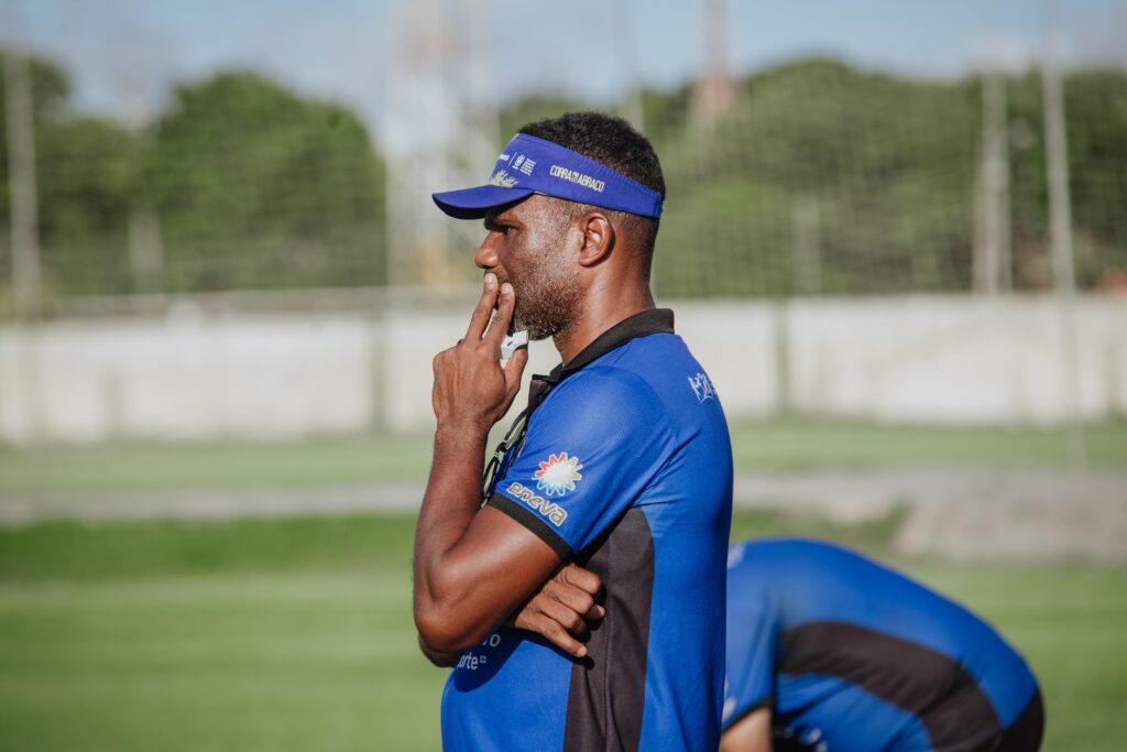 imagem mostra técnico de futebol