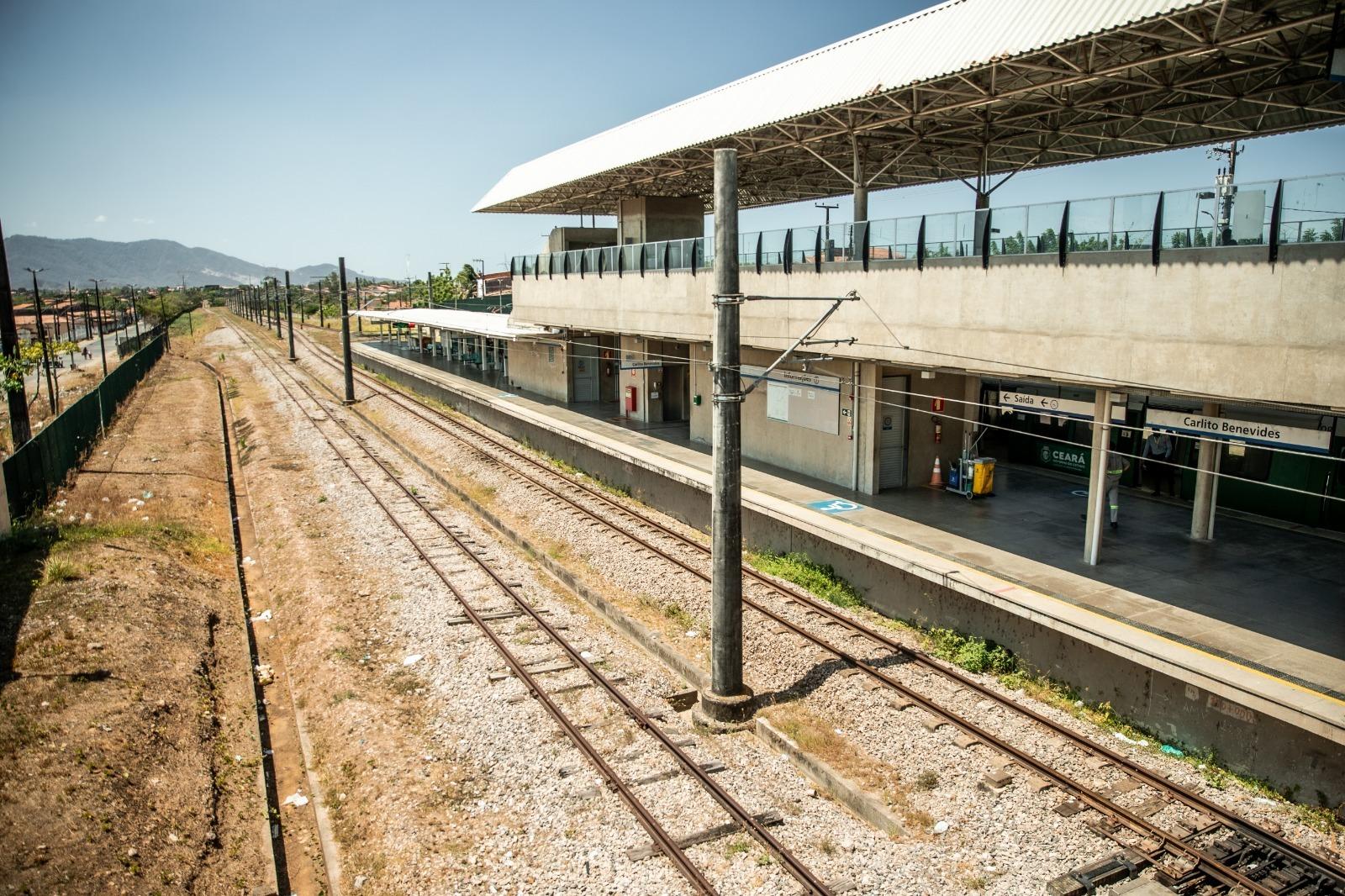 Linha da FTL paralela ao Metrofor na estação Carlito Benevides, na Pacatuba