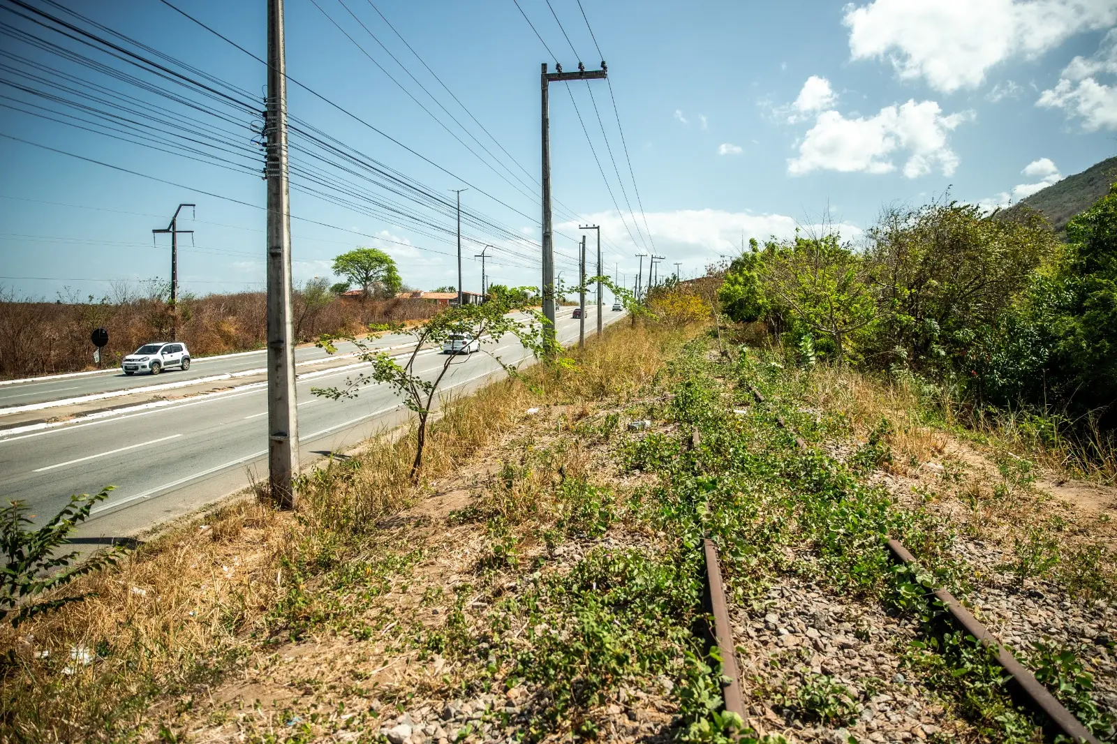 Abandono da FTL na CE-060. Linha está totalmente abandonada logo após a Vila das Flores, na Pacatuba