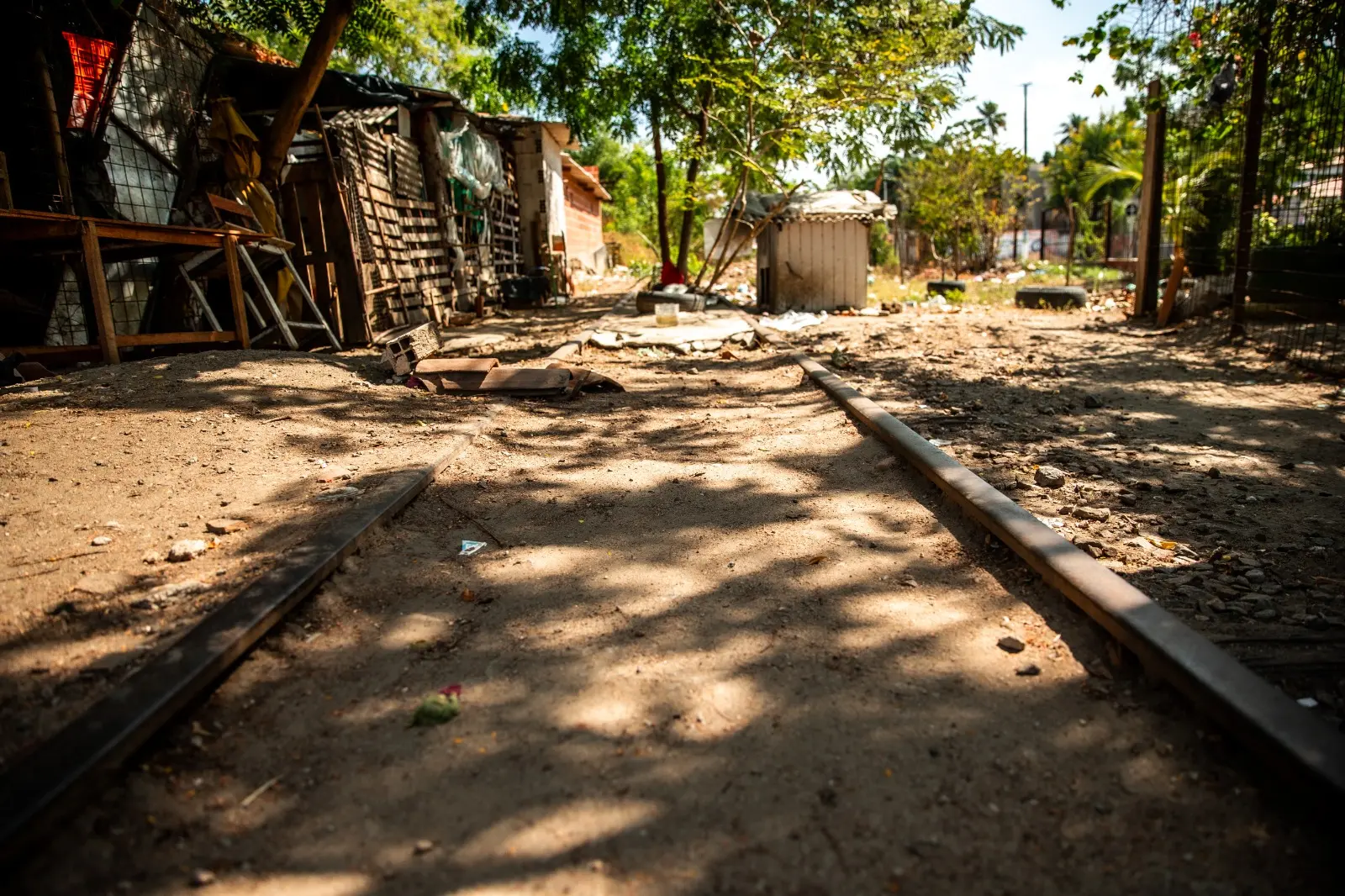 Linha abandonada da FTL ao lado da Estação Ferroviária da Pacatuba