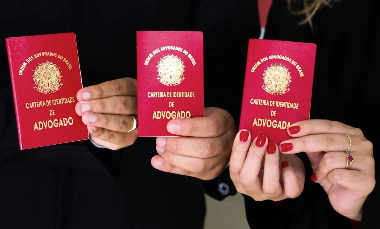 pessoas segurando carteira de identidade de advogado