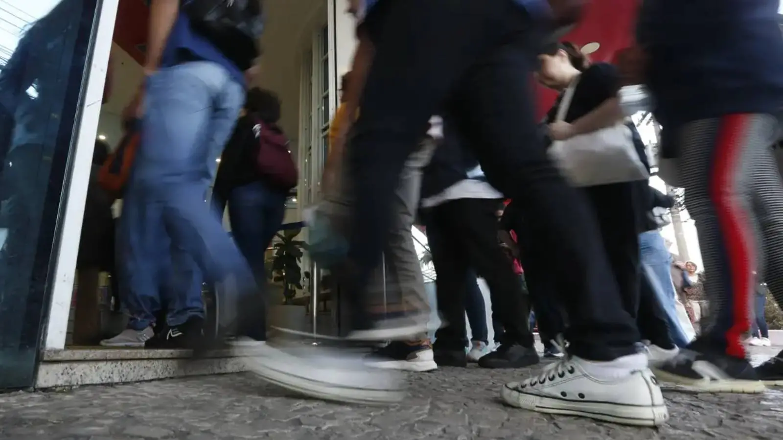 Imagem foca em pés de candidatos do Enem adentrando em local de prova. Saiba que horas começa o primeiro dia do Enem 2024
