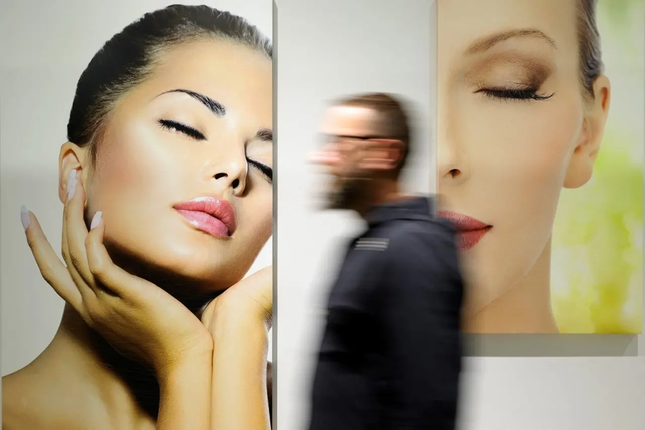 Paciente caminha por corredor de clínica estética na Albânia. Com preço mais acessíveis, Albânia vive auge do turismo para procedimentos estéticos na Europa