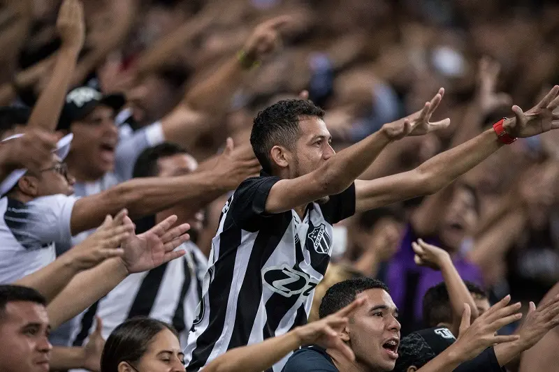 imagem mostra torcedores de futebol do Ceará comemorando