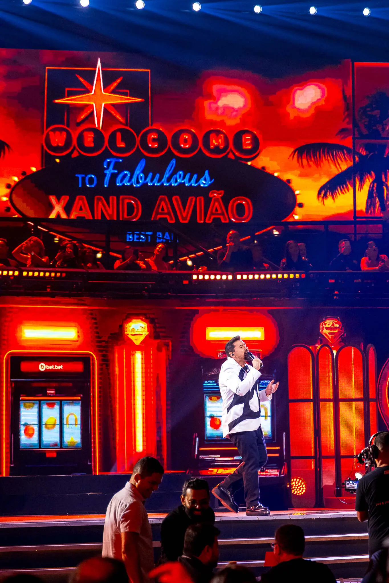 Projeção com letreiro inspirados em Las Vegas em cenário do 'Xand's Bar'