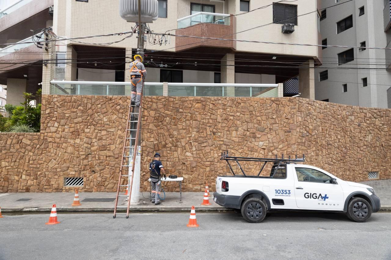 Técnicos da Alloha Fibra trabalhando em rua