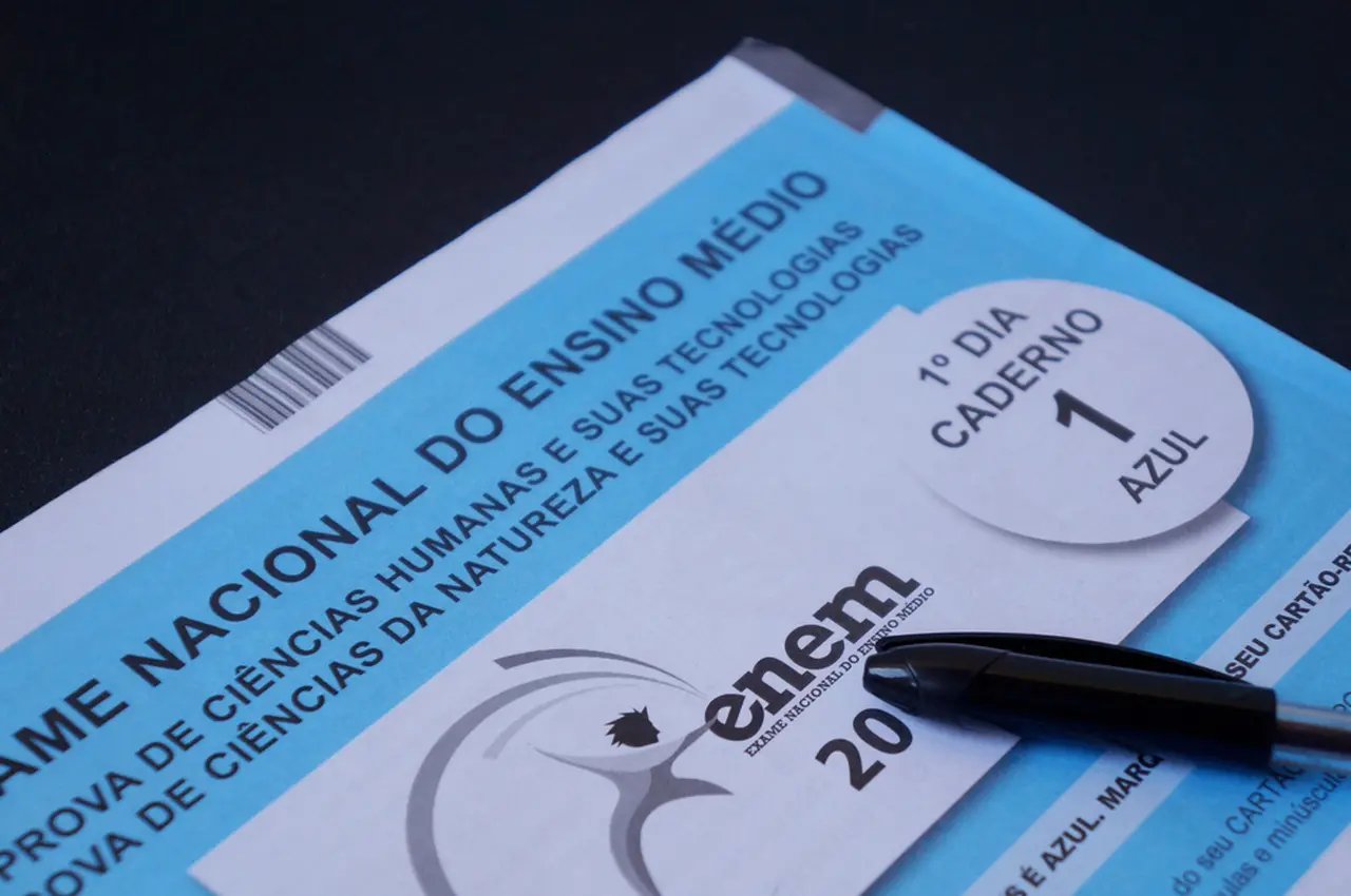 Prova do Enem e caneta preta