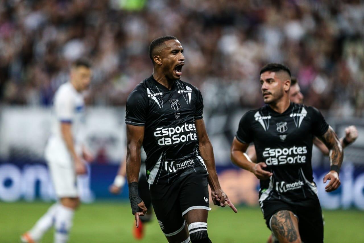 Saulo Mineiro comemora gol com a camisa do Ceará