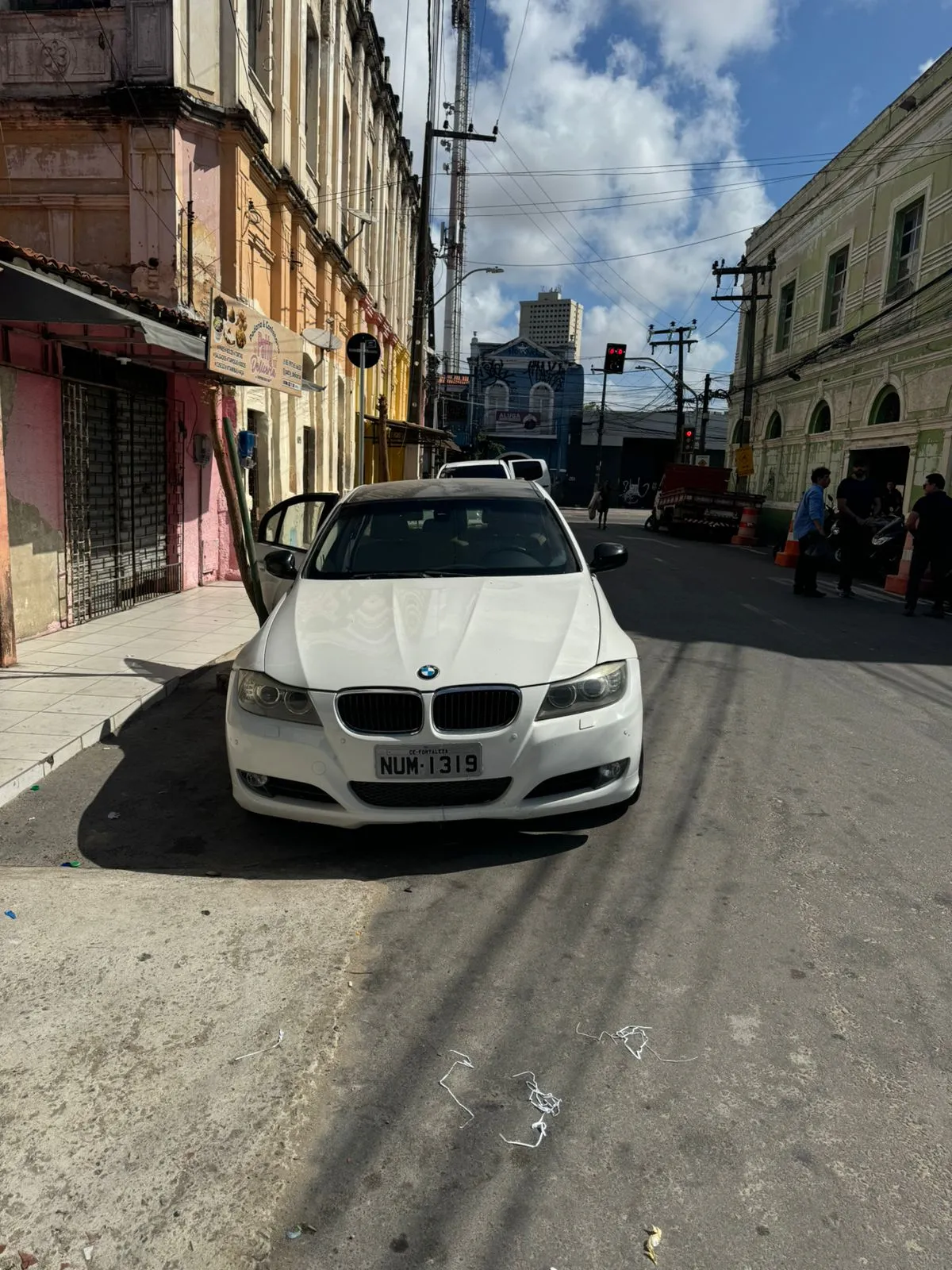 Carro de luxo apreendido junto ao agente