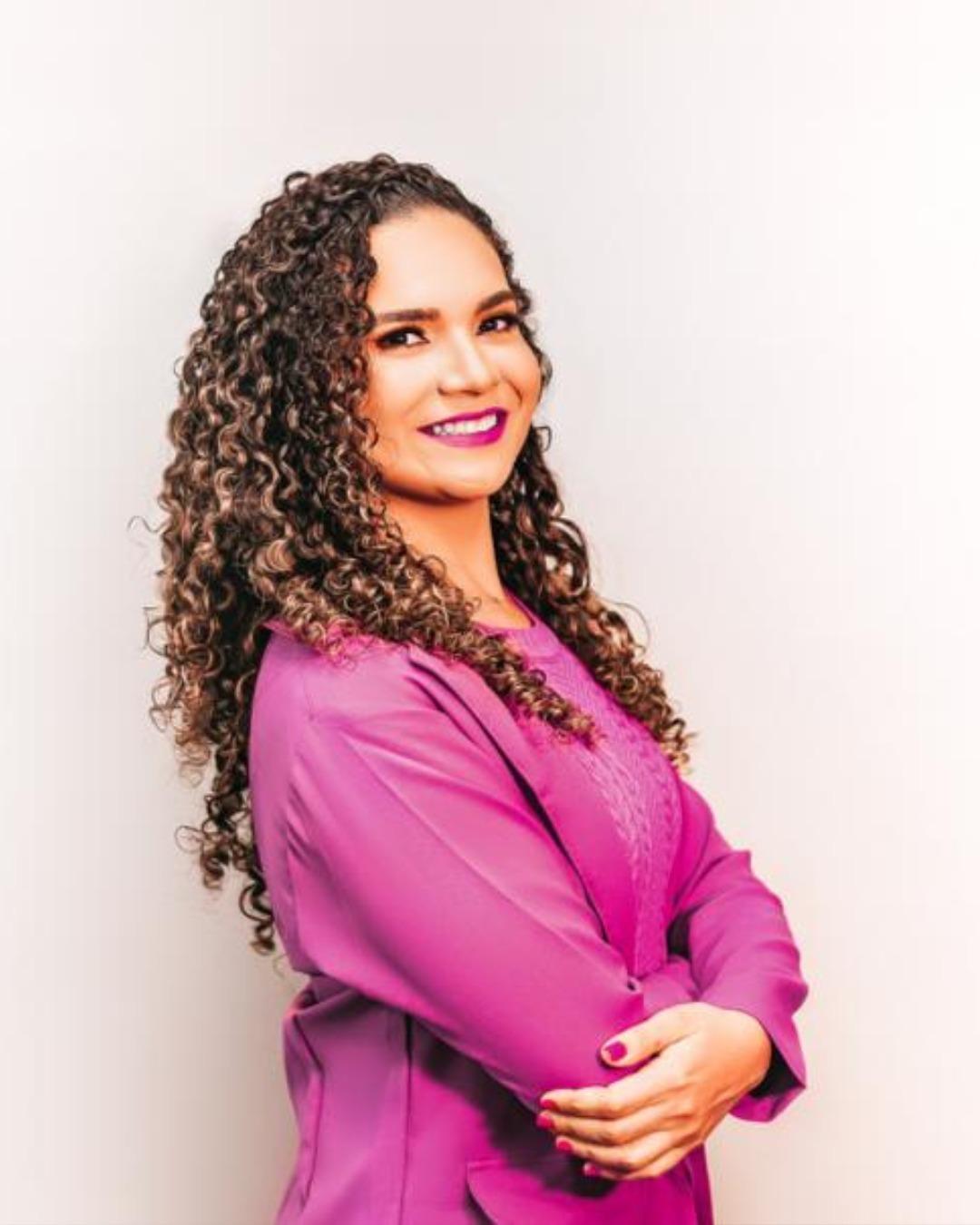 Professora de Redação e doutoranda em Linguística na UFC