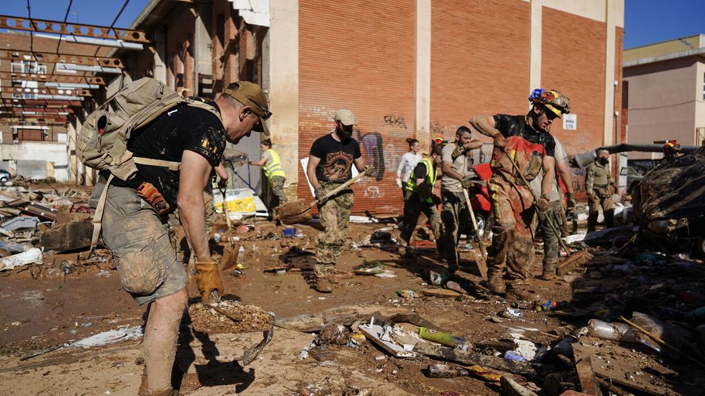 Agentes e voluntários atuam após desastres causados por inundações na Espanha