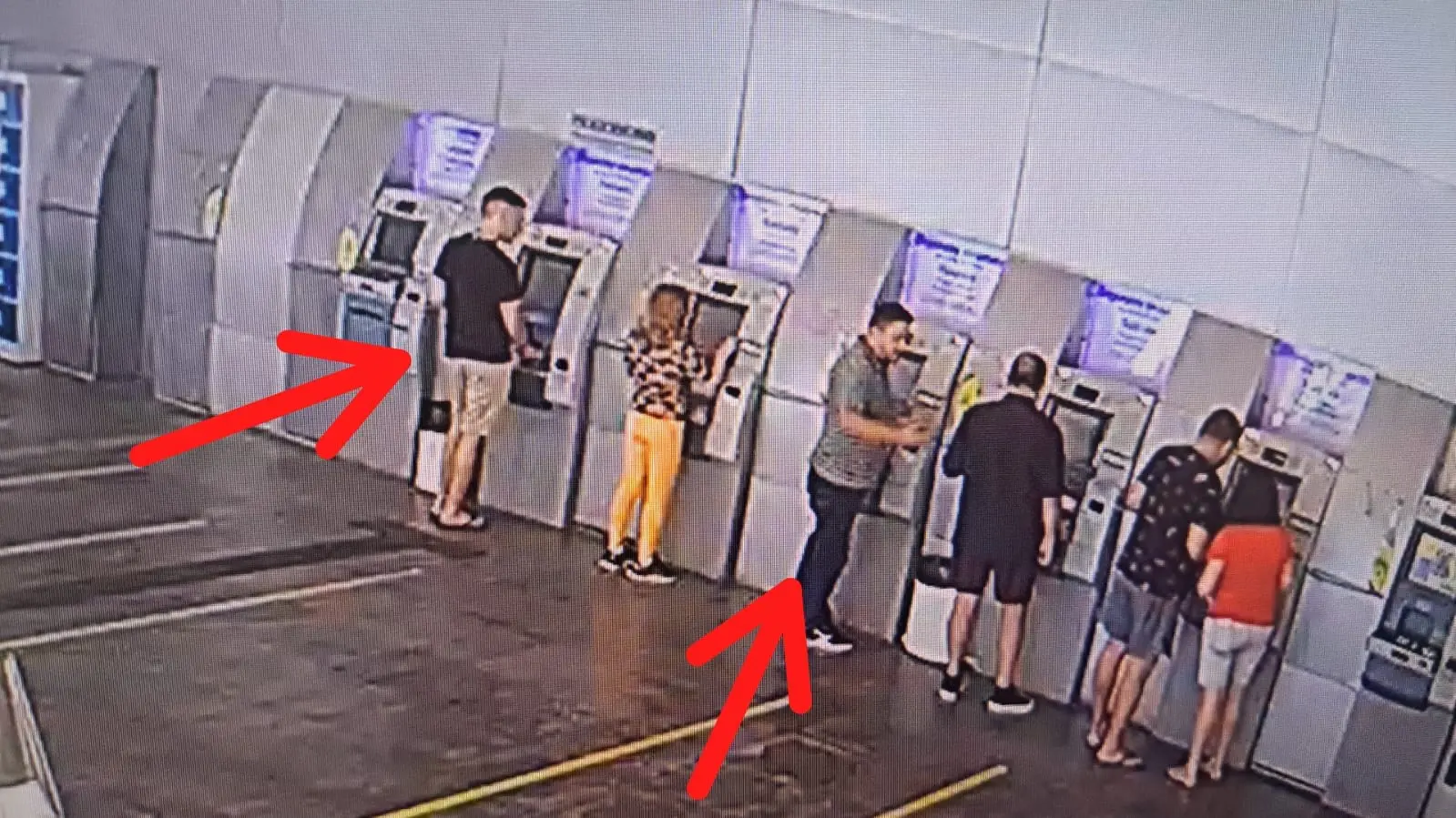 No momento da abordagem policial, os dois suspeitos tentavam aplicar golpes em dois idosos em uma agência bancária na Praia de Iracema