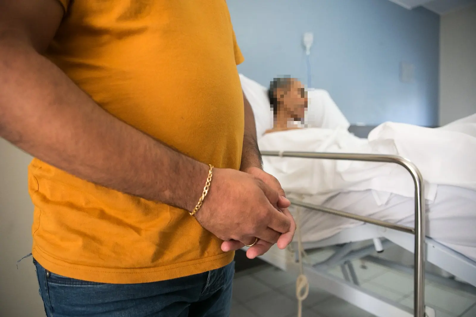 Foto de cuidador de paciente em Centro de Cuidados do Ceará