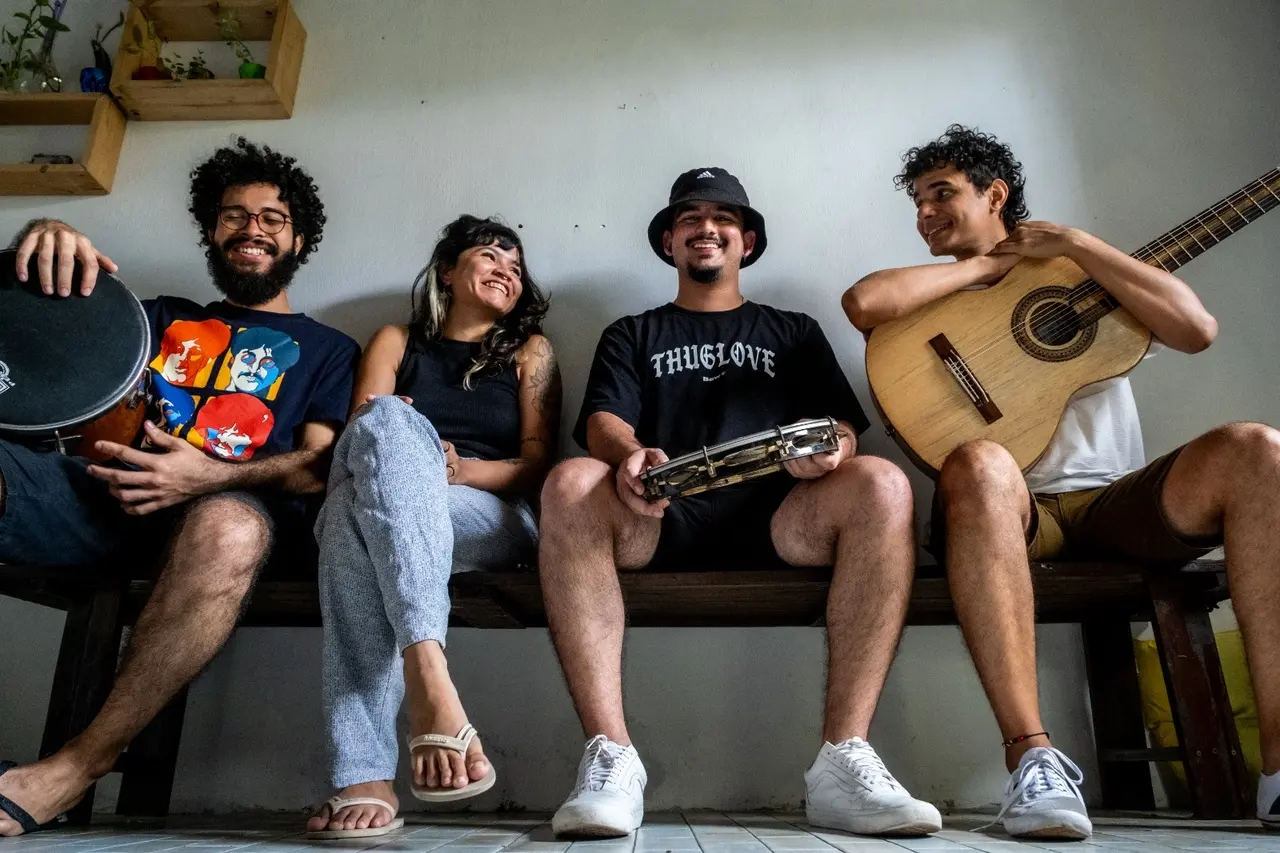 Elias de Oliveira, Lis Pereira, Diego Furtado e Victor Queiroz formam o grupo SamBomja, que celebra o gênero musical e o território do Grande Bom Jardim