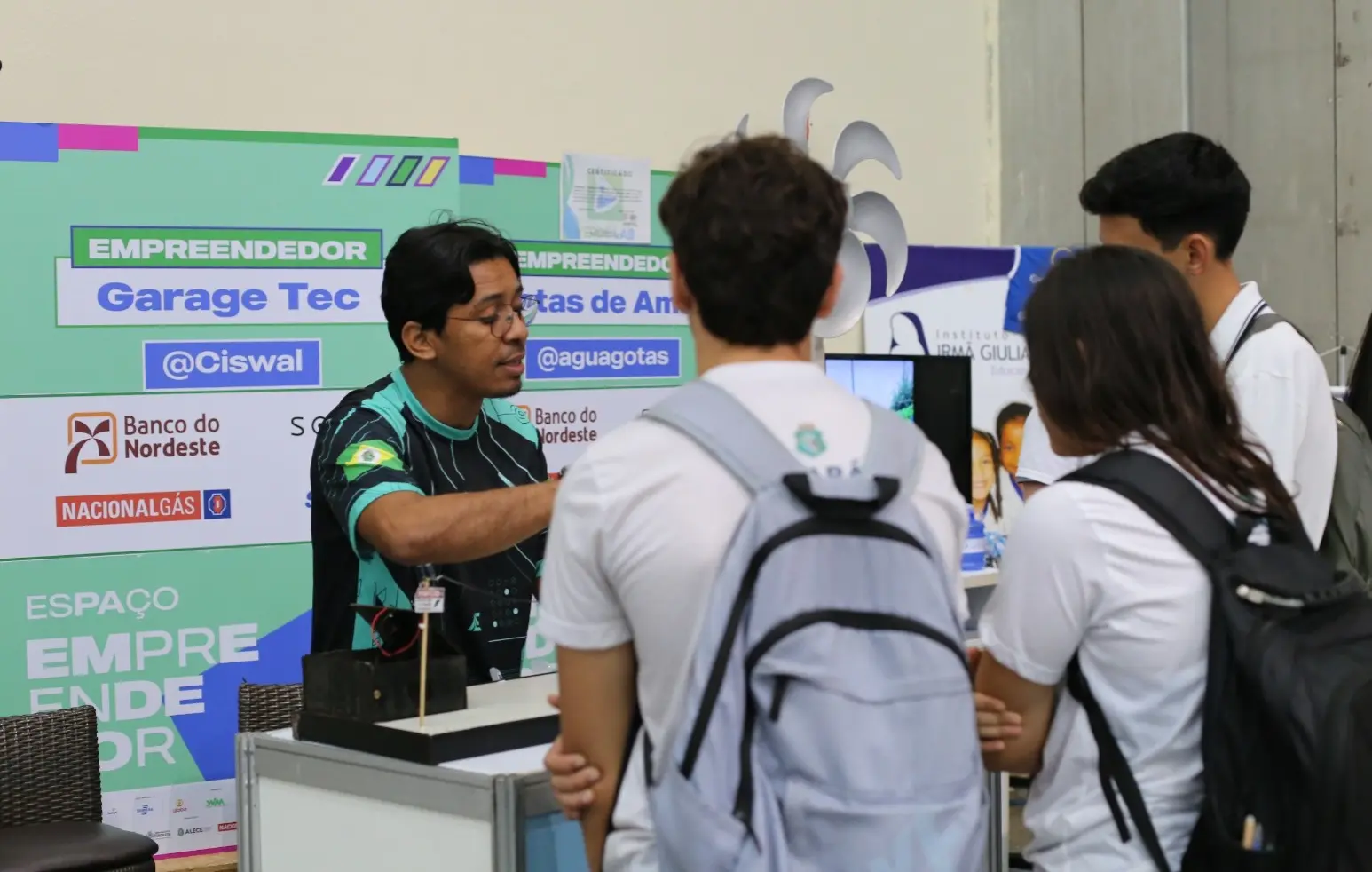 Expositores na Expo Favela