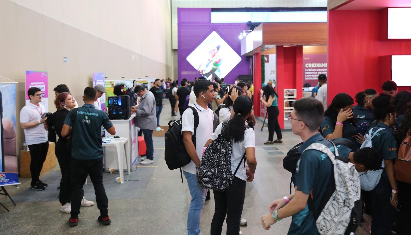 Pessoas observam feira no Centro de Eventos