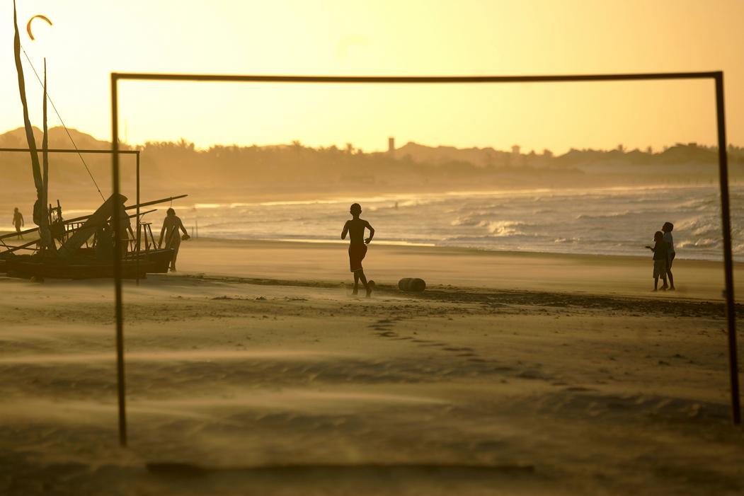 Foto do pôr do sol na praia do Guajiru, no litoral do Ceará