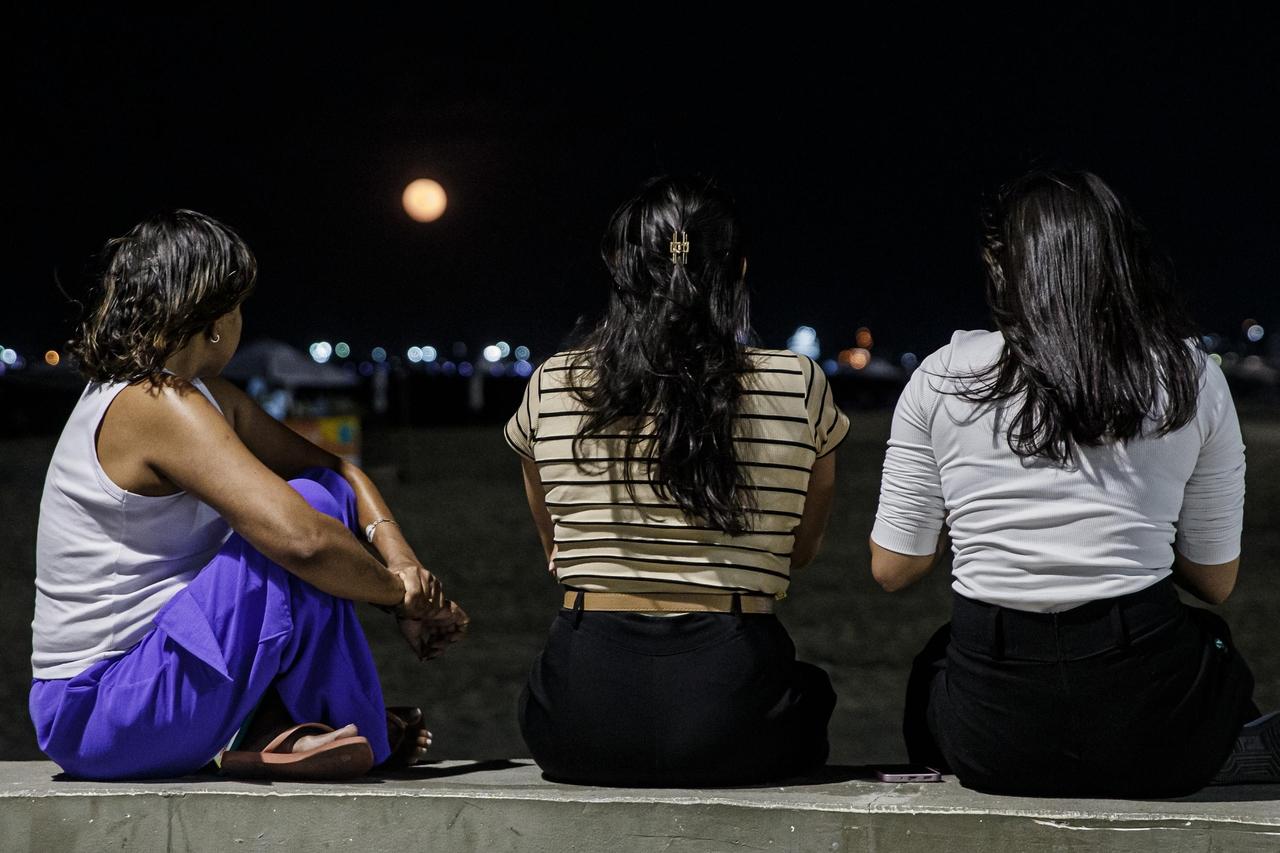 População aproveita fenômenos astronômicos para apreciar beleza natural