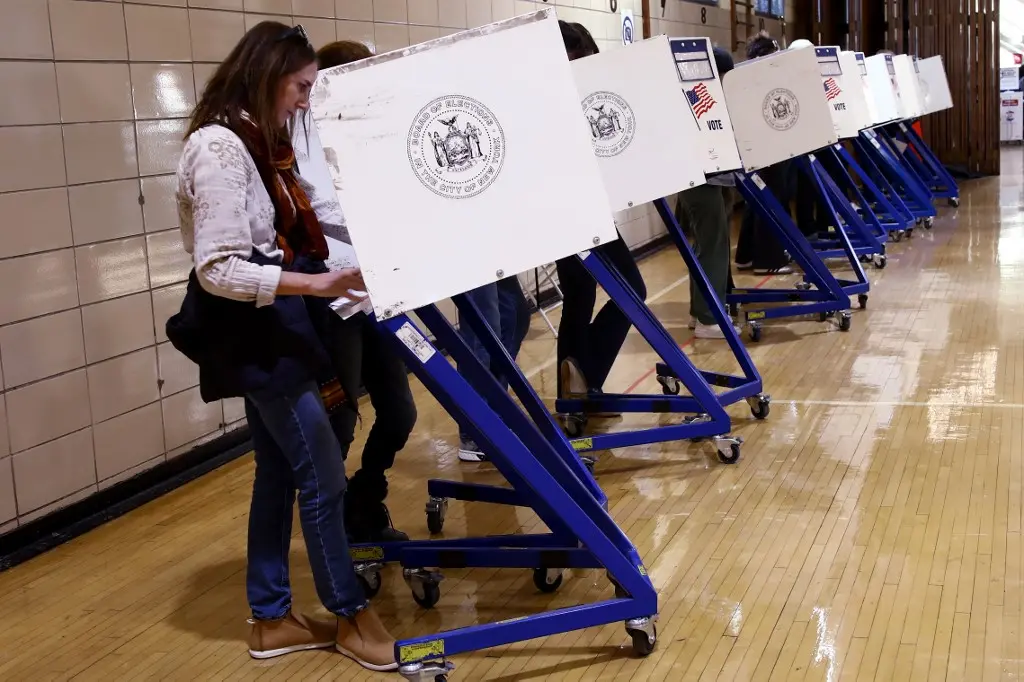 Eleitores votando em cabines nos EUA