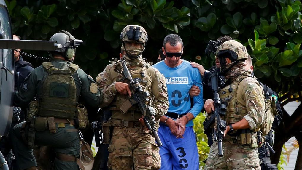 Marcola, chefe do PCC, sendo transferido de penitenciária