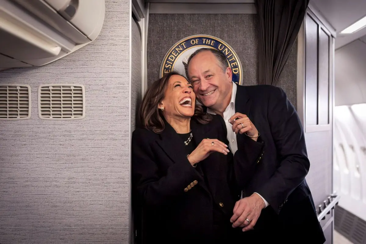 Foto de Kamala Harris e Doug Emhoff abraçados