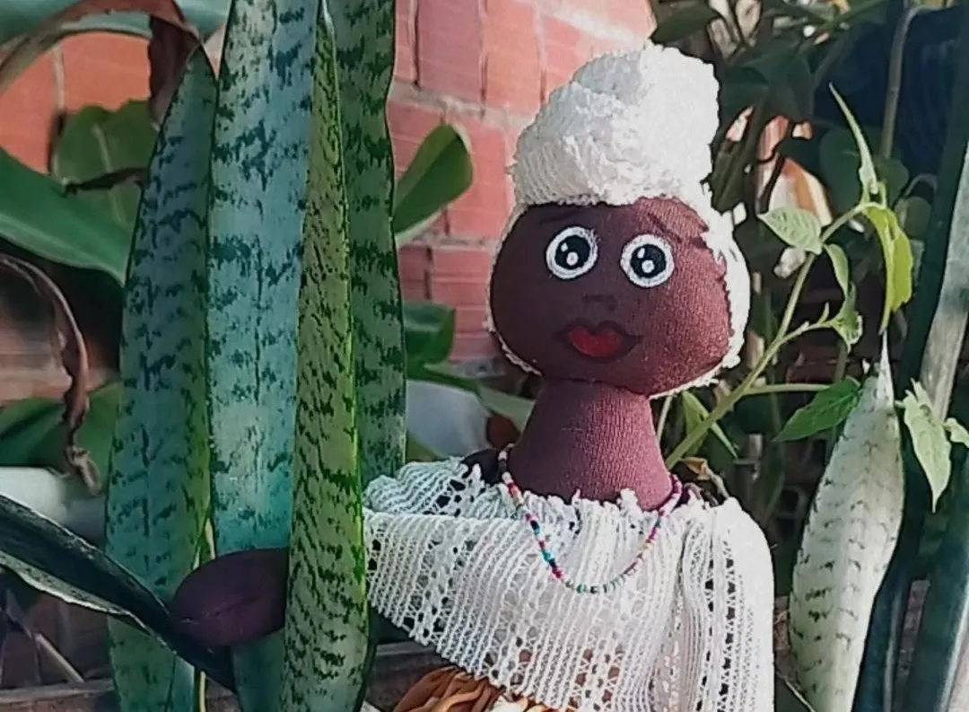 Boneca de pano da Aqualtune, avó de Zumbi dos Palmares. Incentivo ao afroempreendedorismo perpetua herança cultural.