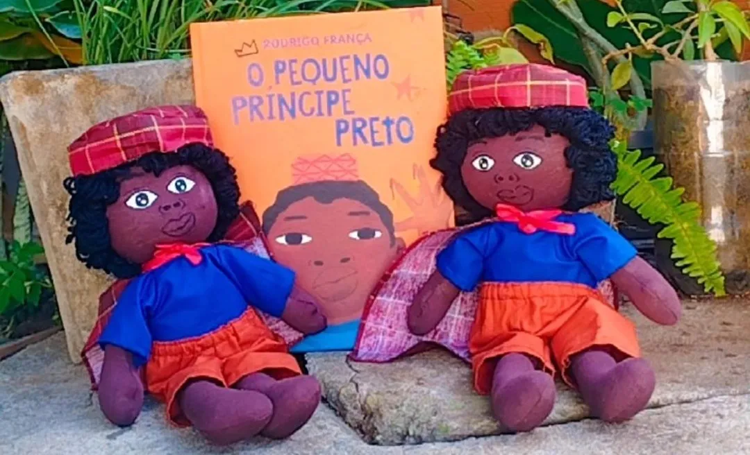 Bonecos de pano do Pequeno Príncipe Preto feitos pela artesã Virgínia Ramos