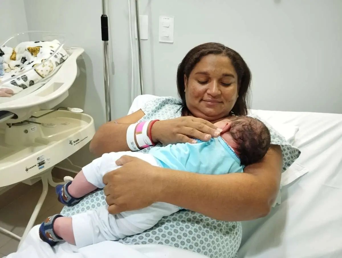 Daniela segura Gael no colo em cama de hospital