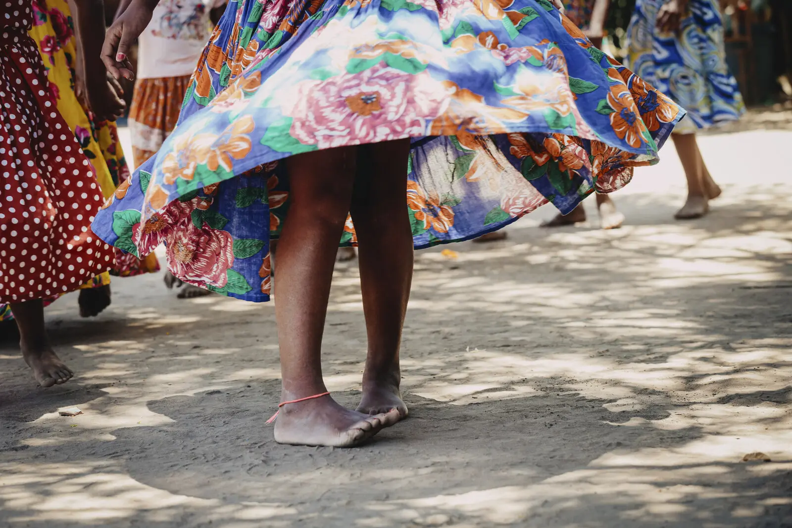 Pés de mulher quilombola dançando