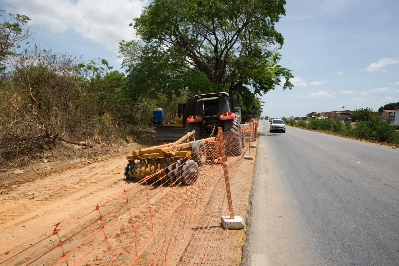 Obras no 4º Anel Viário no acostamento da rodovia no Conjunto Nova Metrópole (Caucaia) no sentido Eusébio-Caucaia. Local é o único que conta com trabalhadores atuando nas intervenções
