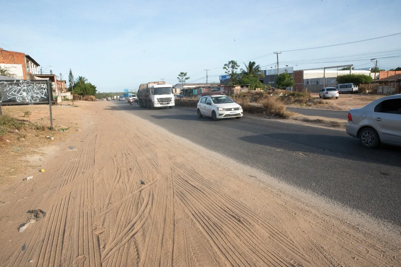 Viaduto sobre a BR-116 do 4º Anel Viário. Pista se estreita para passagem de veículos em ambos os sentidos