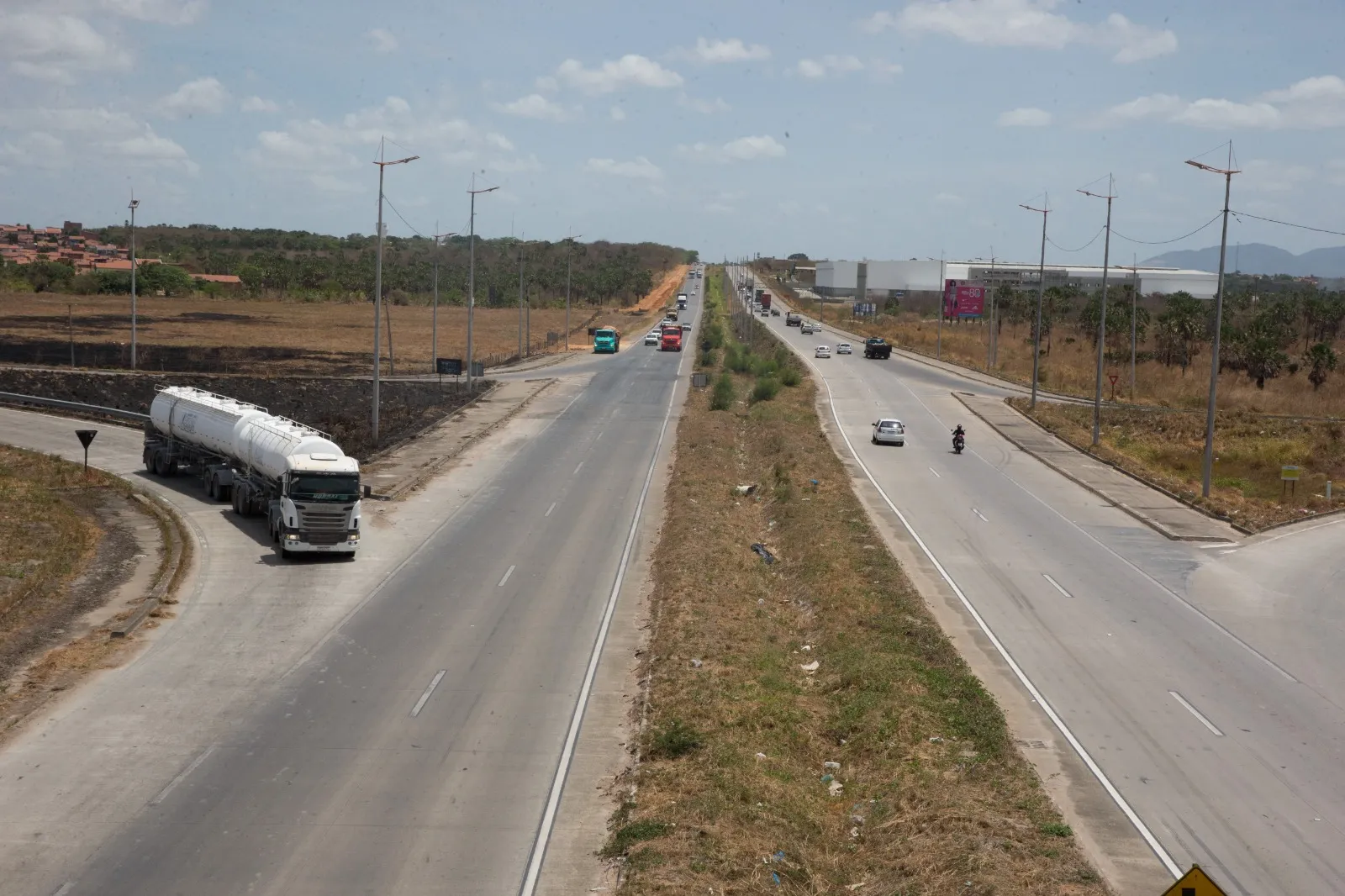 Anel Viário de Fortaleza na altura do Conjunto Nova Metrópole, na Caucaia. Via vai completar, em 2025, 15 anos em obras de duplicação e requalificação