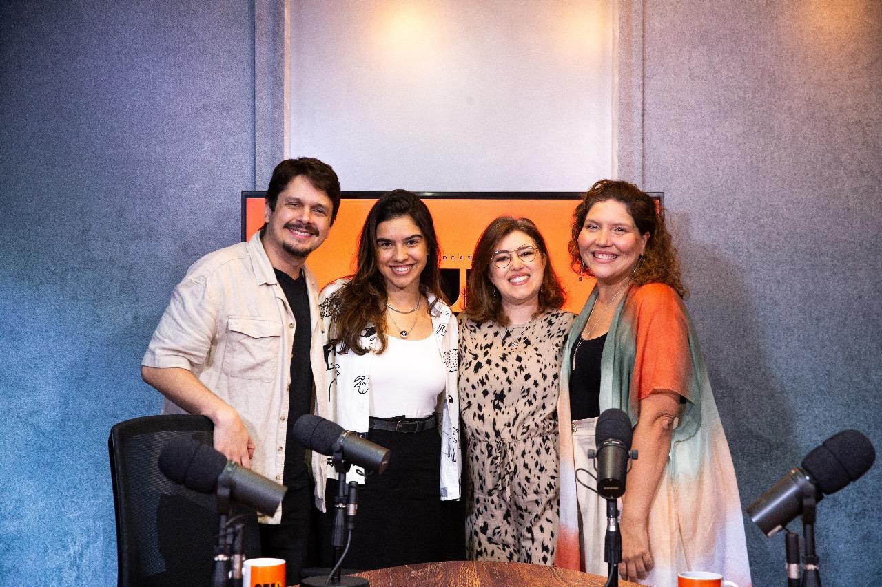 Alan Barros, Pabyle Flauzino, Cecília Alves e Karine Zaranza posam lado a lado na sala do podcast Que Nem Tu