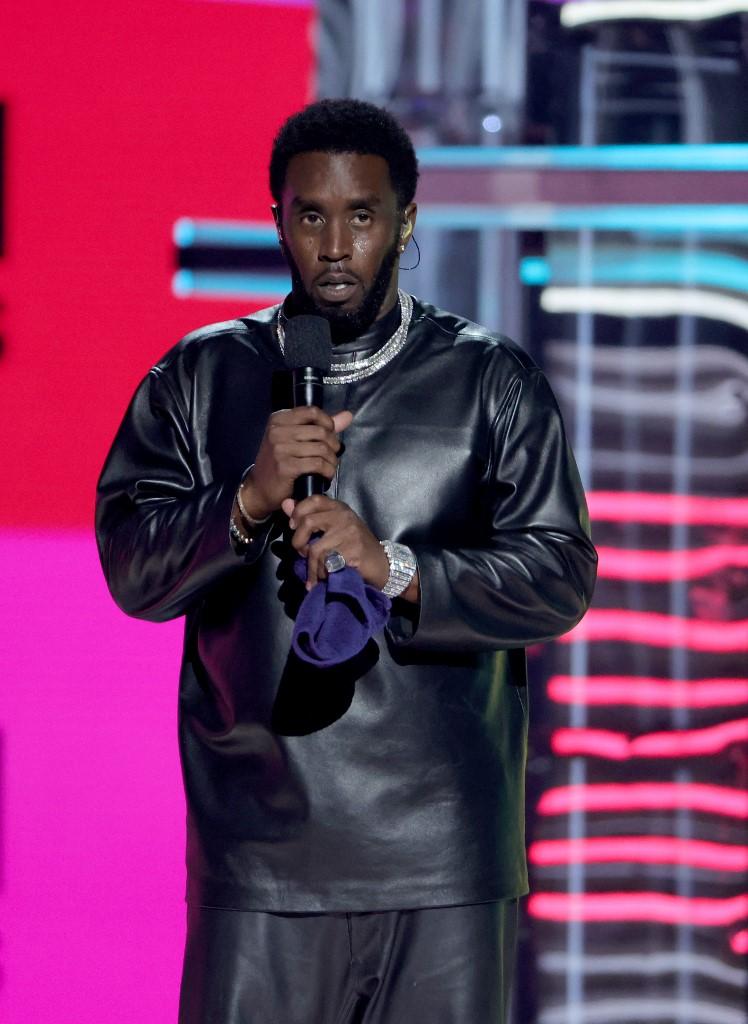 Diddy cantando em palco