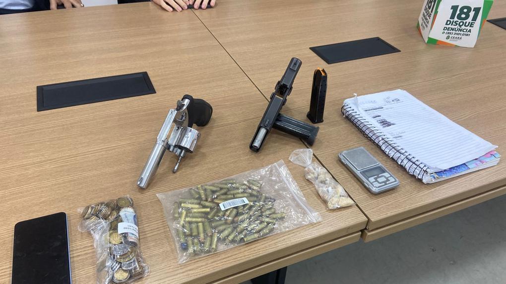 Duas armas de fogo, mais de 60 munições e anotações do tráfico de drogas foram apreendidas com os suspeitos
