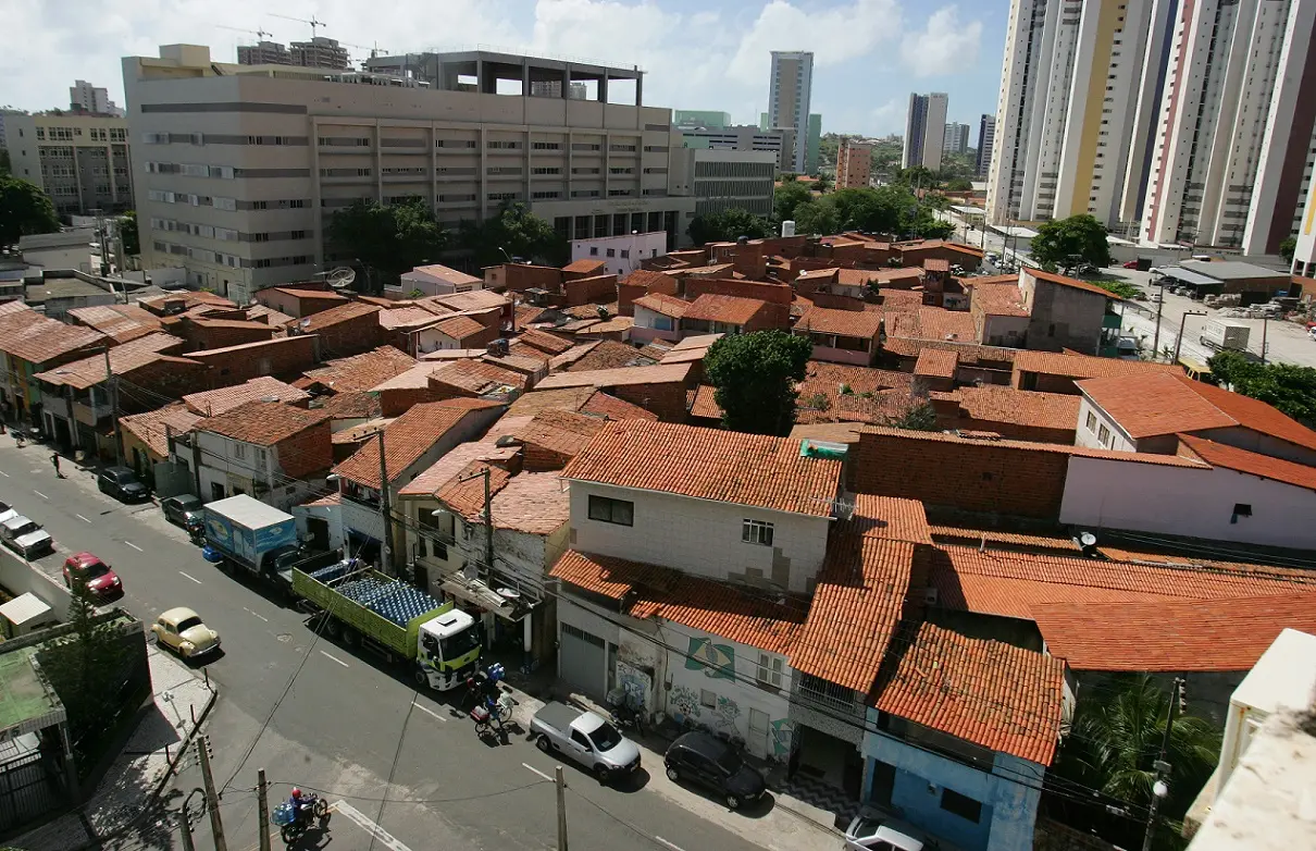 Aglomerado de casas em favela no bairro Papicu