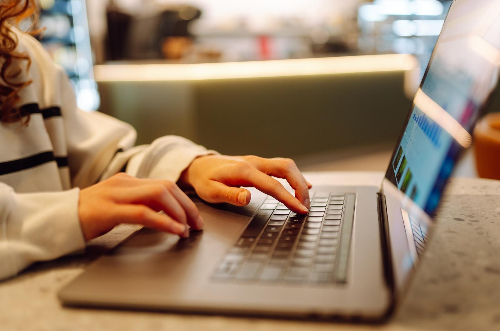 Estudante mexendo no computador