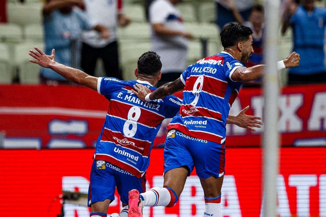 Foto de Martínez e Lucero durante Fortaleza x Vasco