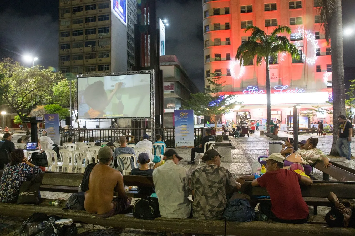 Telão foi montado na Praça do Ferreira para exibição de filmes do 34º Cine Ceará para a população
