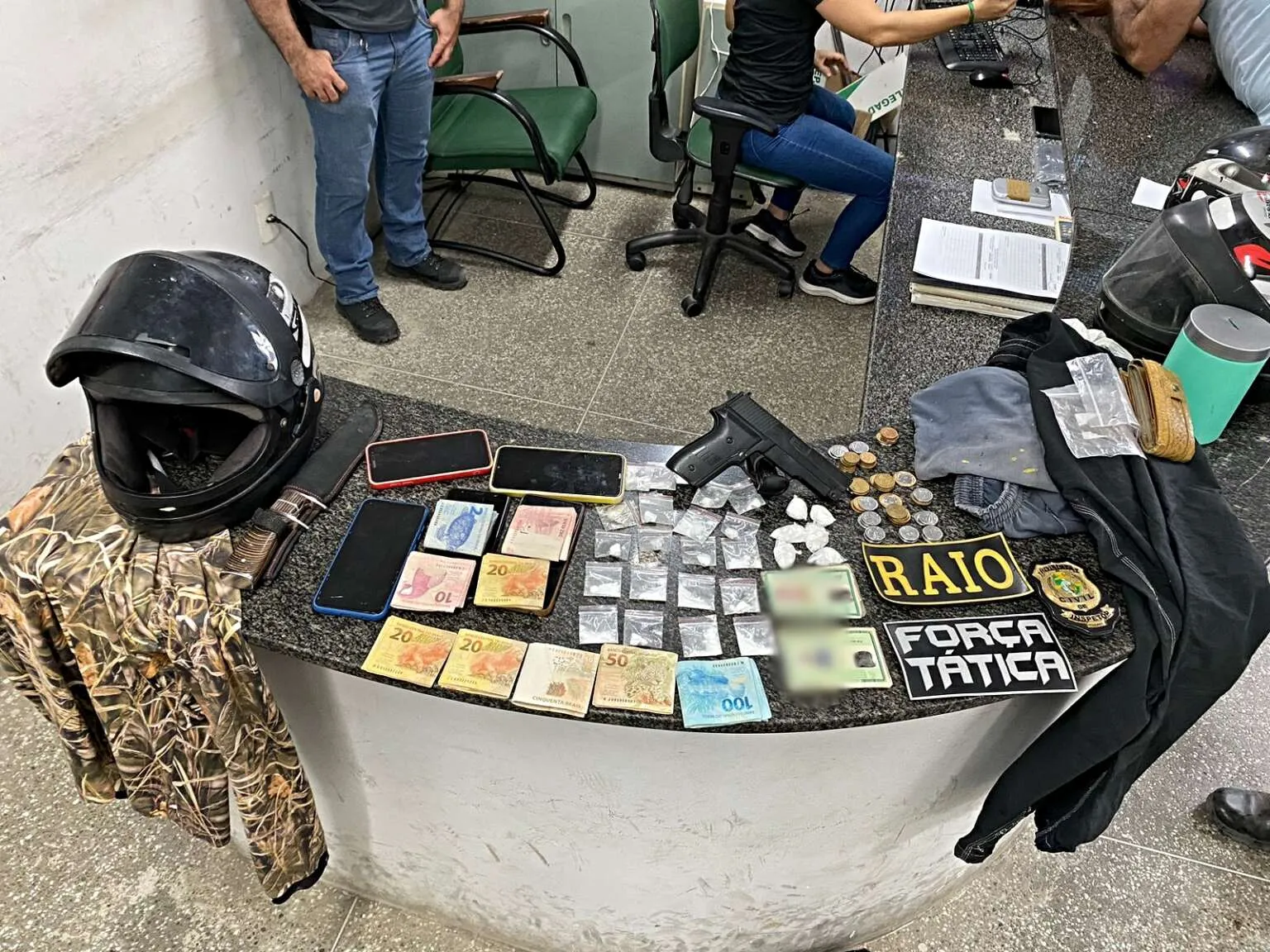 Junto com os suspeitos foram apreendidos simulacros, munições, drogas e outros objetos ilícitos