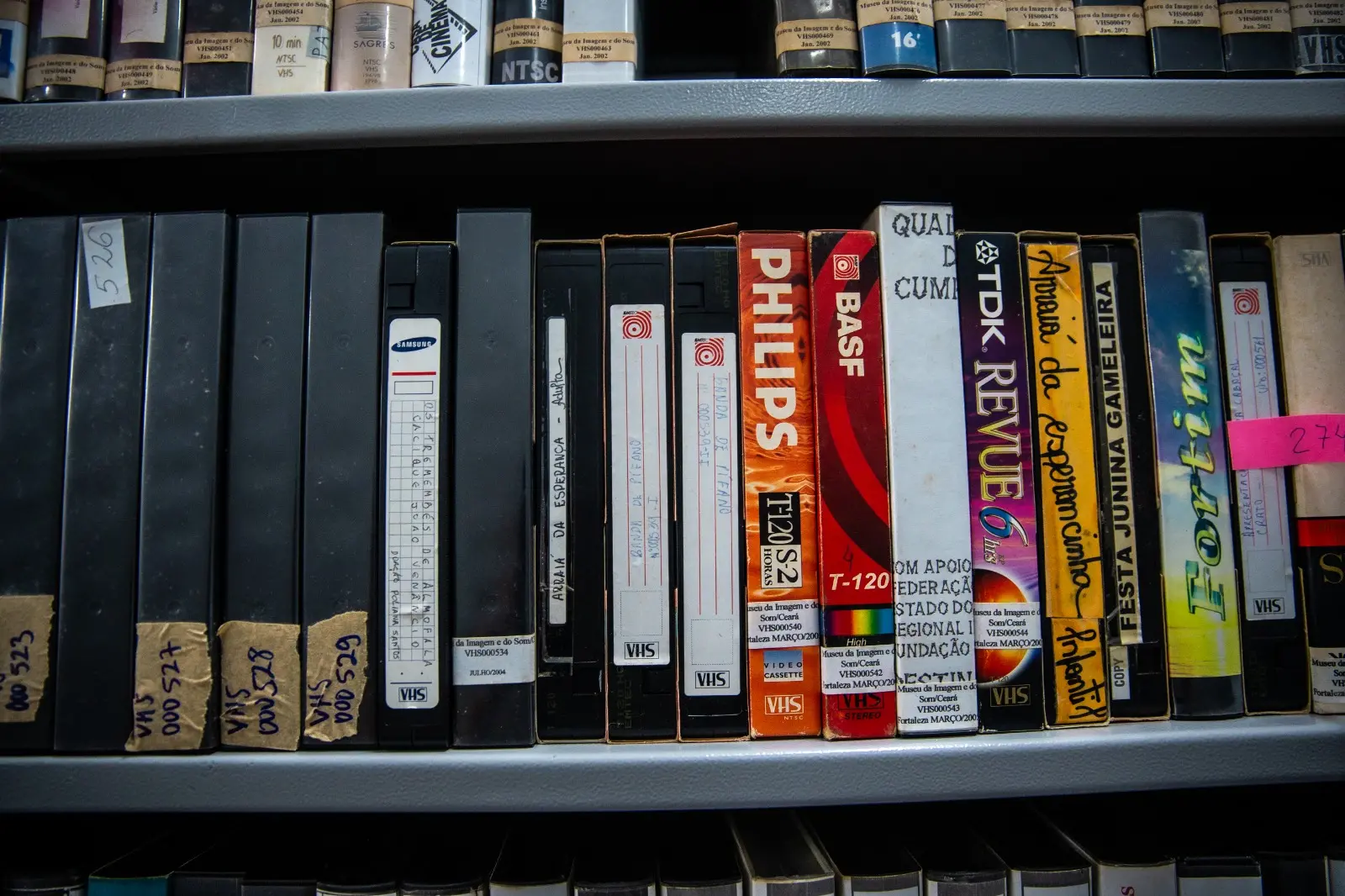 Acervo do Museu da Imagem e do Som do Ceará possui mais de 150 mil itens em diversos suportes, como fitas VHS em destaque na foto