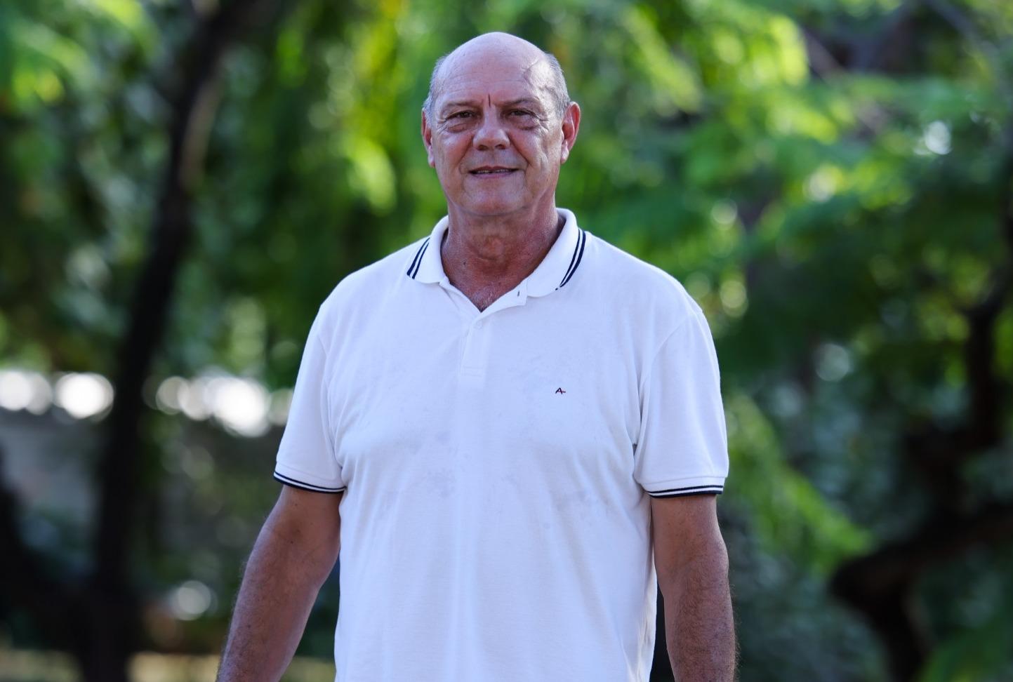 Paulo Roberto é um homem em torno de 50 anos de idade, branco e careca. Na foto, ele está com camisa polo branca