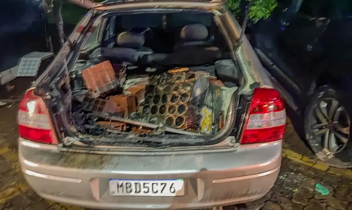No porta-mala do carro, autoridades encontraram fogos de artifício e tijolos