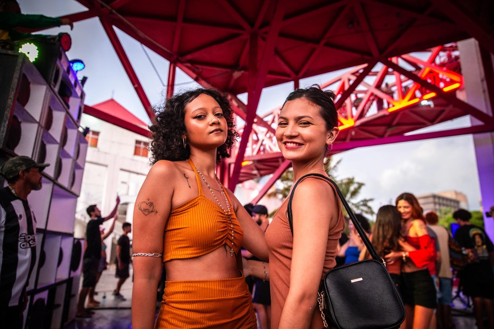 Bailarinas profissionais, as amigas Criss e Sindy encontraram no Sound System um novo ponto de conexão com a música