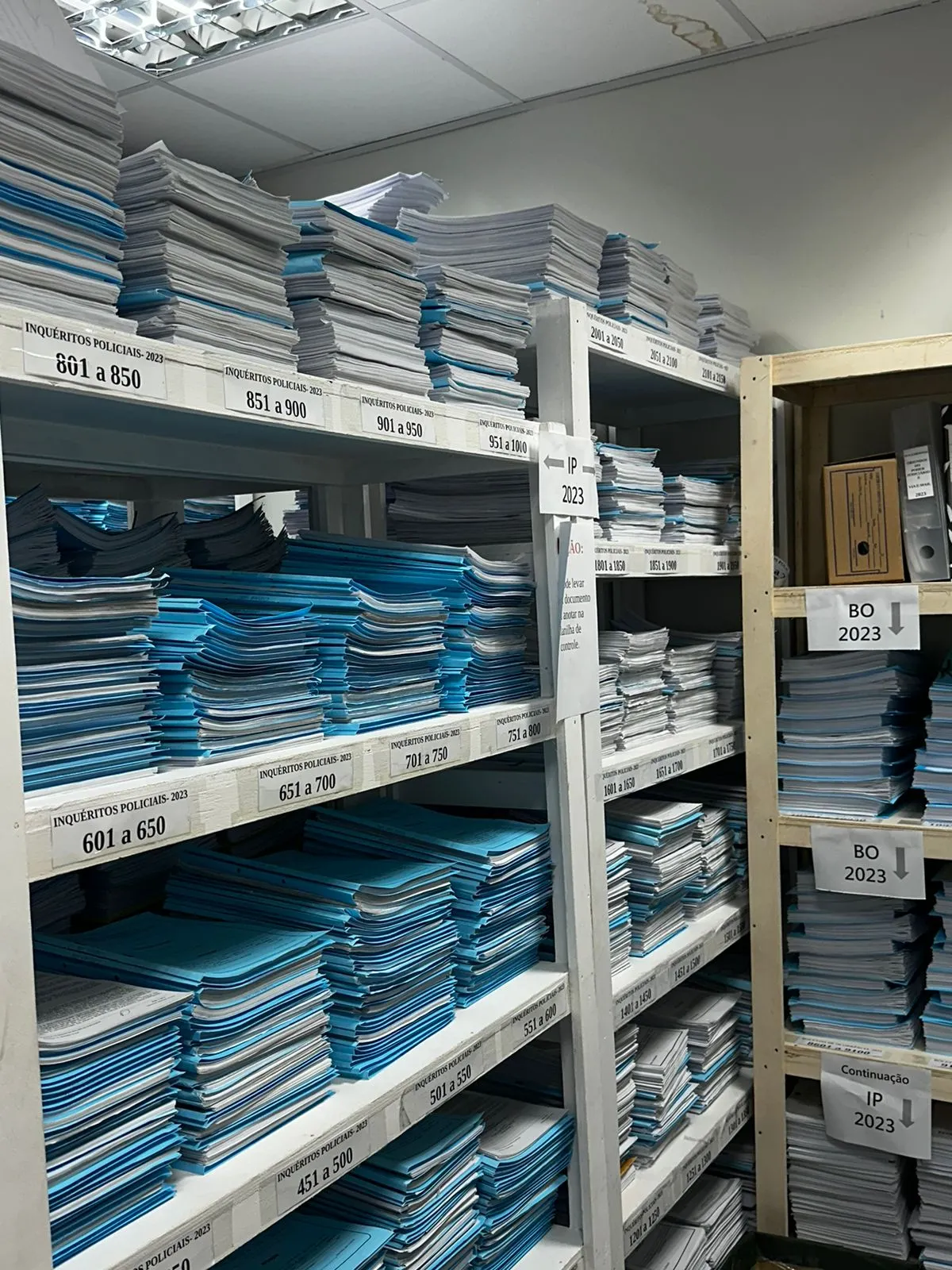 Papelada de inquéritos sobre casos de violência contra a mulher, na DDM Fortaleza