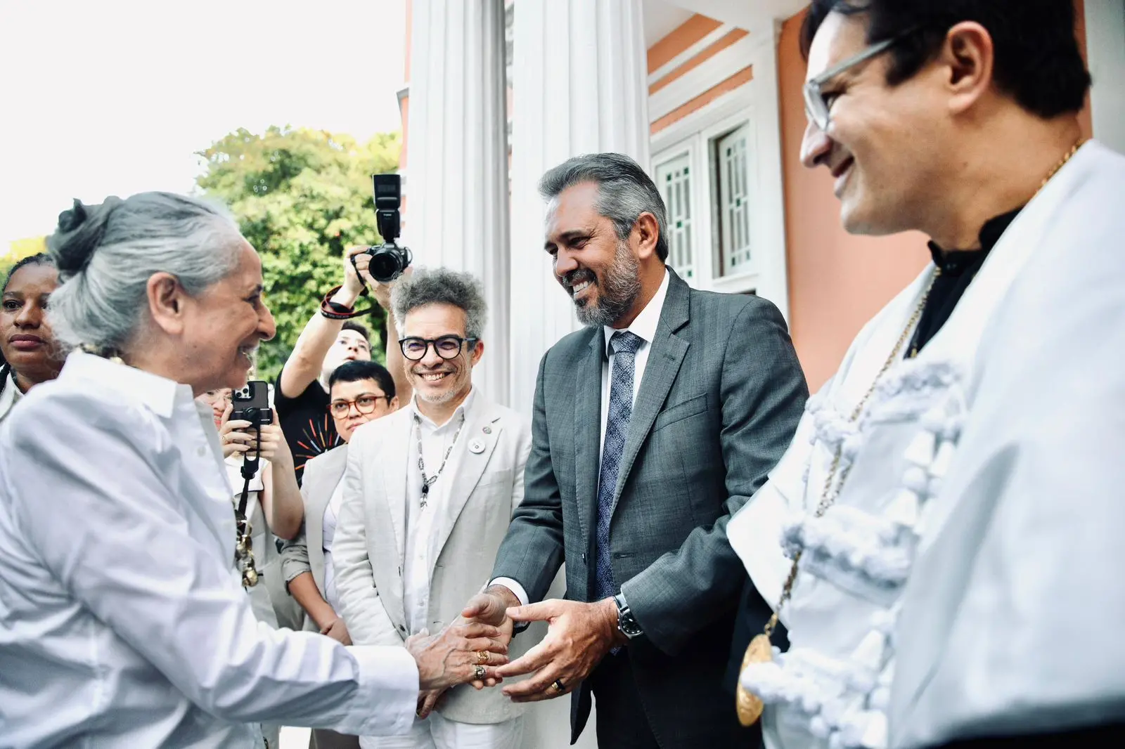Bethânia cumprimenta Elmano com um aperto de mão