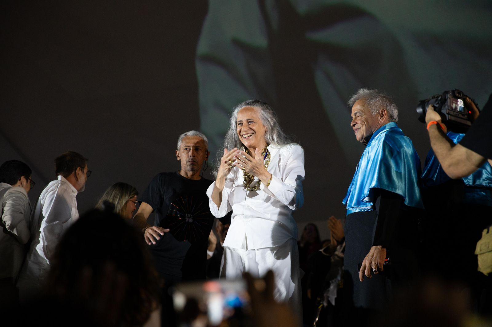 Maria Bethânia no palco sendo ovacionada pelo público