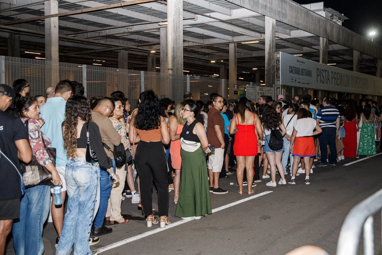 Fila de entrada antes da abertura dos portões do Castelão
