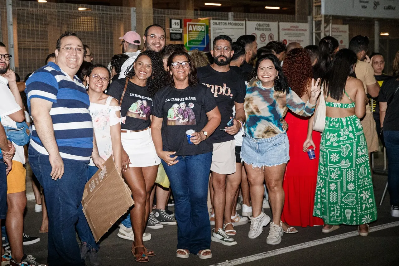 Fãs na entrada do Estádio Castelão